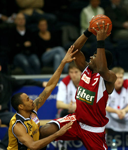 她凭借灵活 她凭借灵活